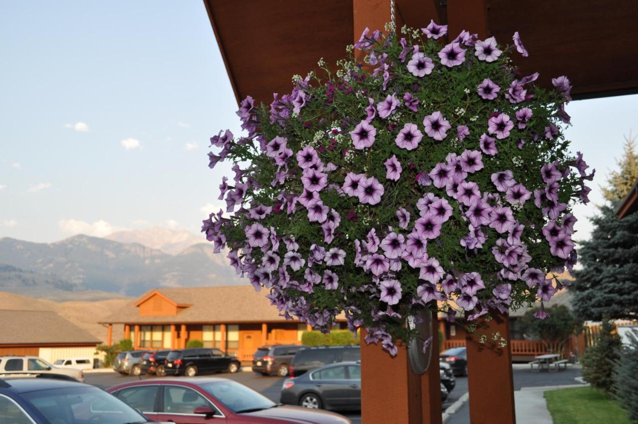 Yellowstone Village Inn And Suites การ์ดีเนอร์ ภายนอก รูปภาพ