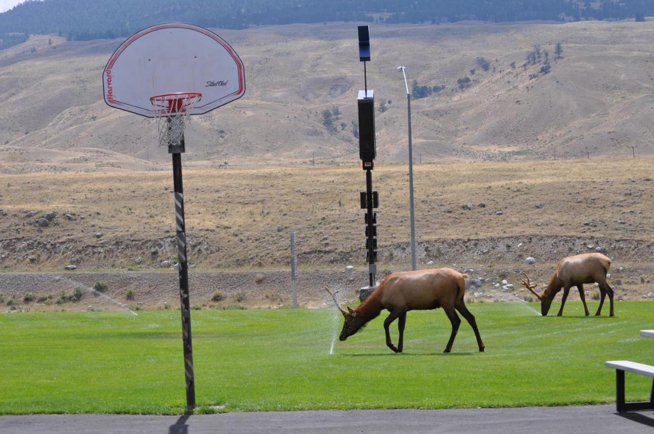 Yellowstone Village Inn And Suites การ์ดีเนอร์ ภายนอก รูปภาพ