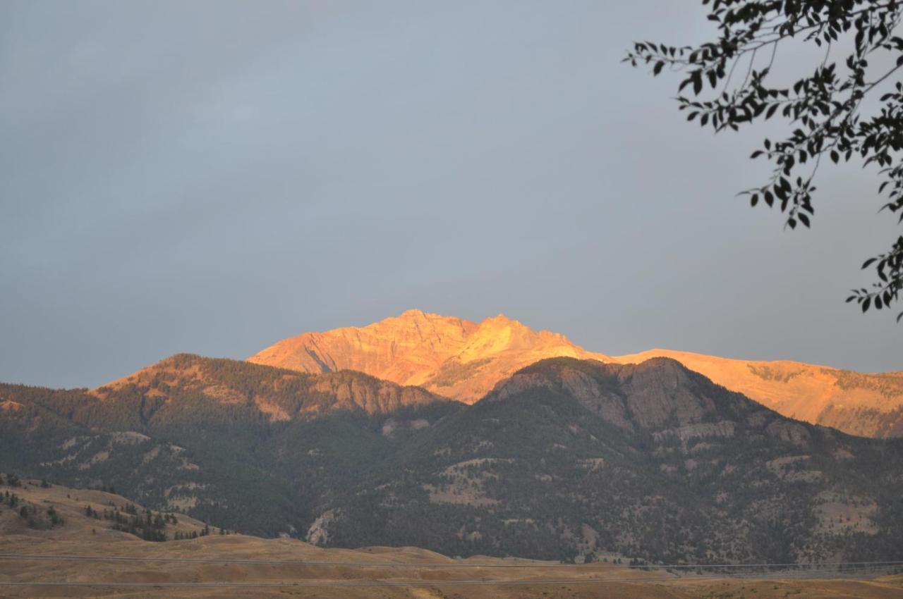 Yellowstone Village Inn And Suites การ์ดีเนอร์ ภายนอก รูปภาพ